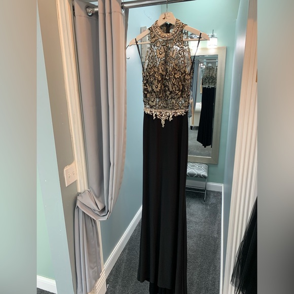 Size 000. trumpet. high halter neck top. lace top embellishment waistline